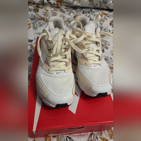 Nike Zoom Air Fire Women's White and Cream Sneakers - Picture 9 of 10